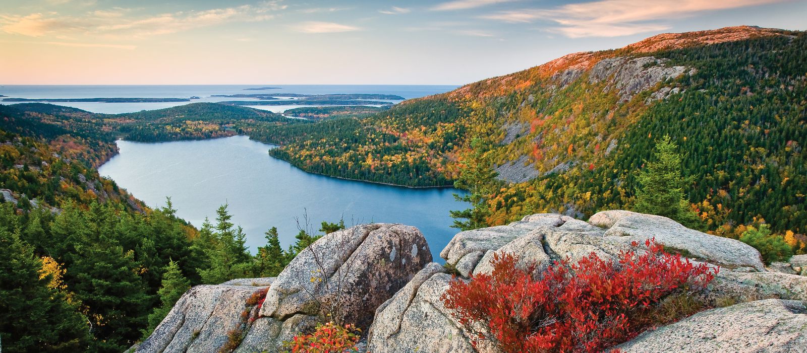 Der Jordan Pond in Maine zu Beginn der Herbstes