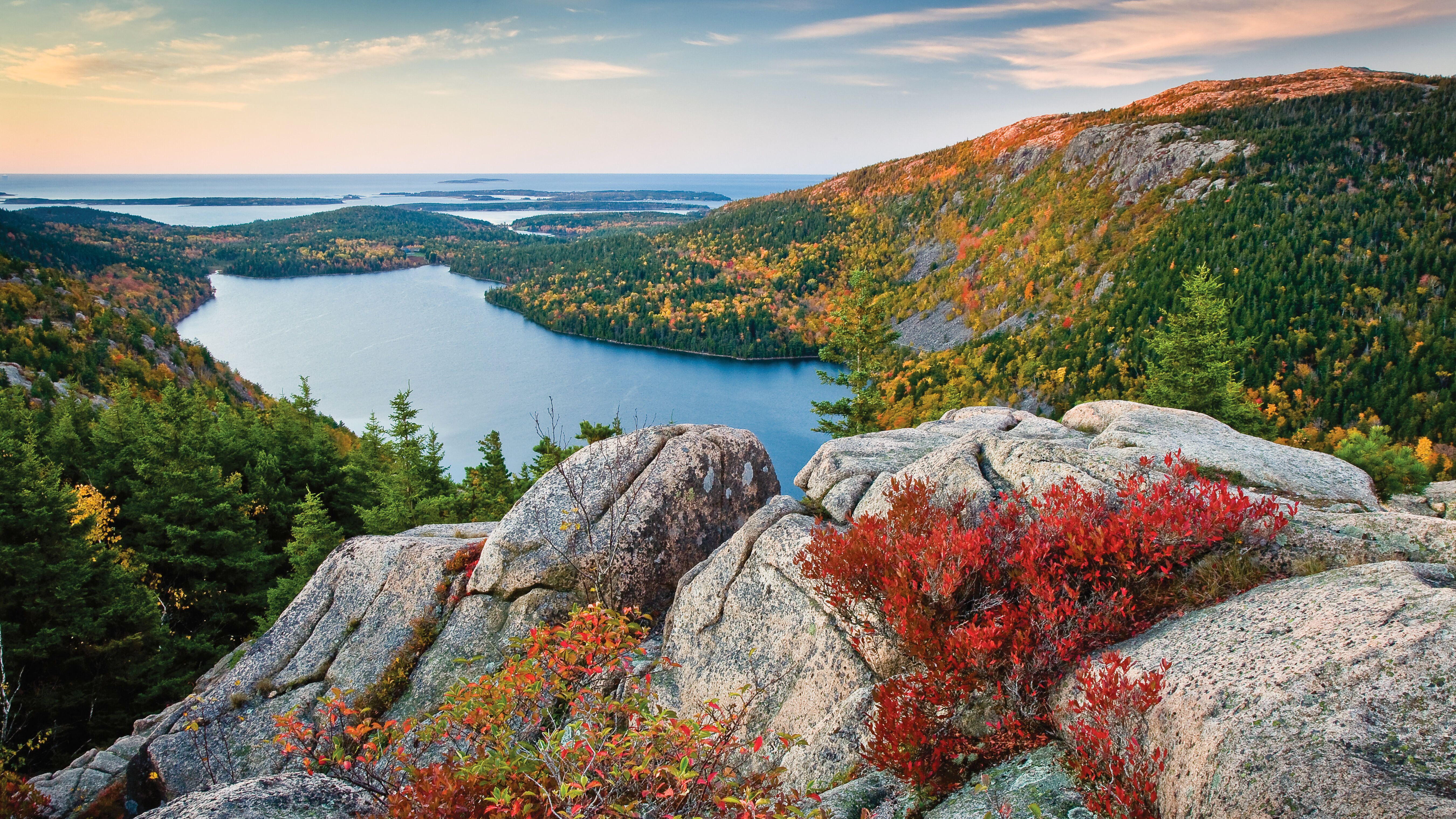 Der Jordan Pond in Maine zu Beginn der Herbstes Der Jordan Pond in Maine zu Beginn der Herbstes