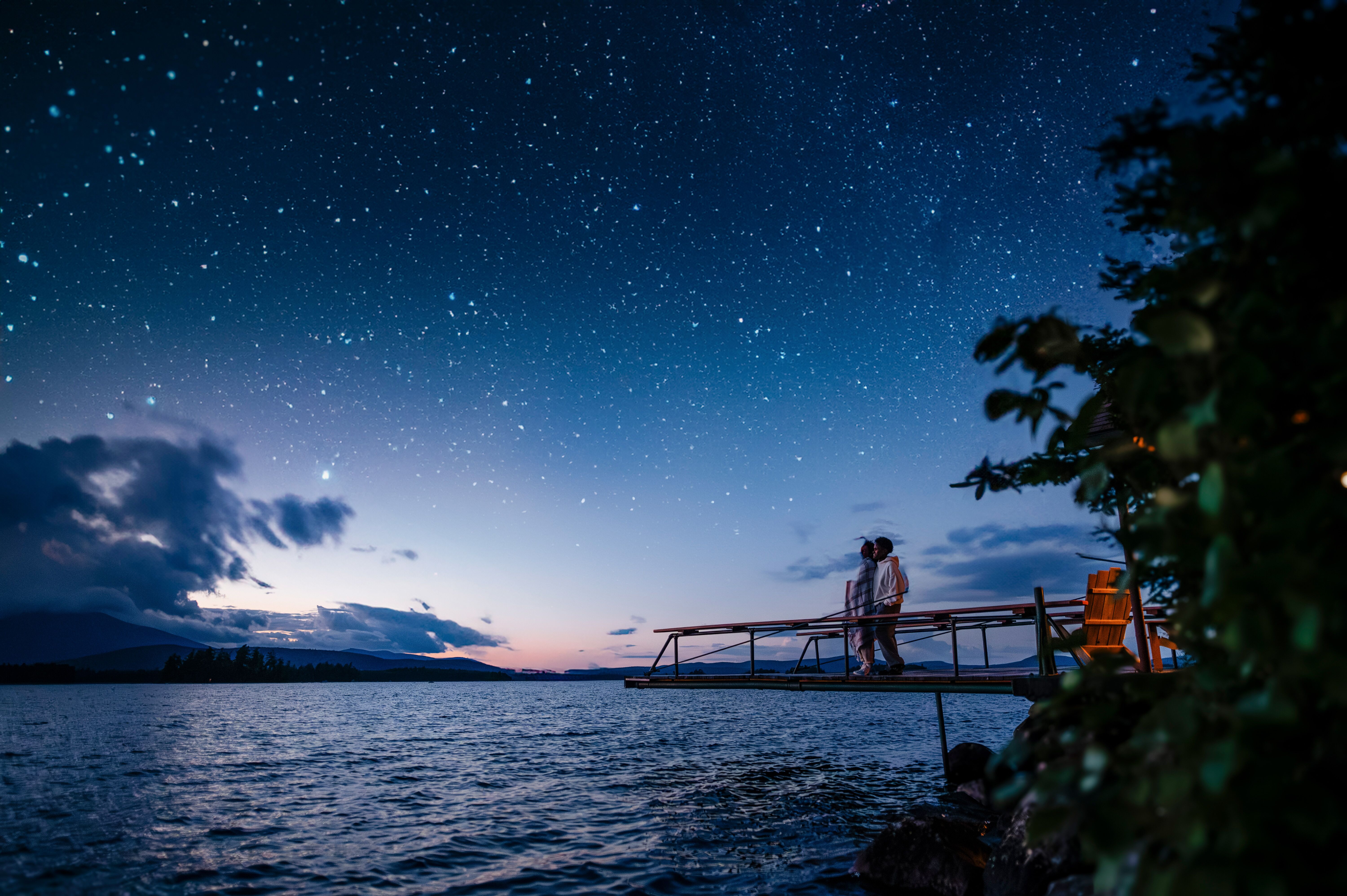 Paar beobachtet den Sternenhimmel in Maine am See