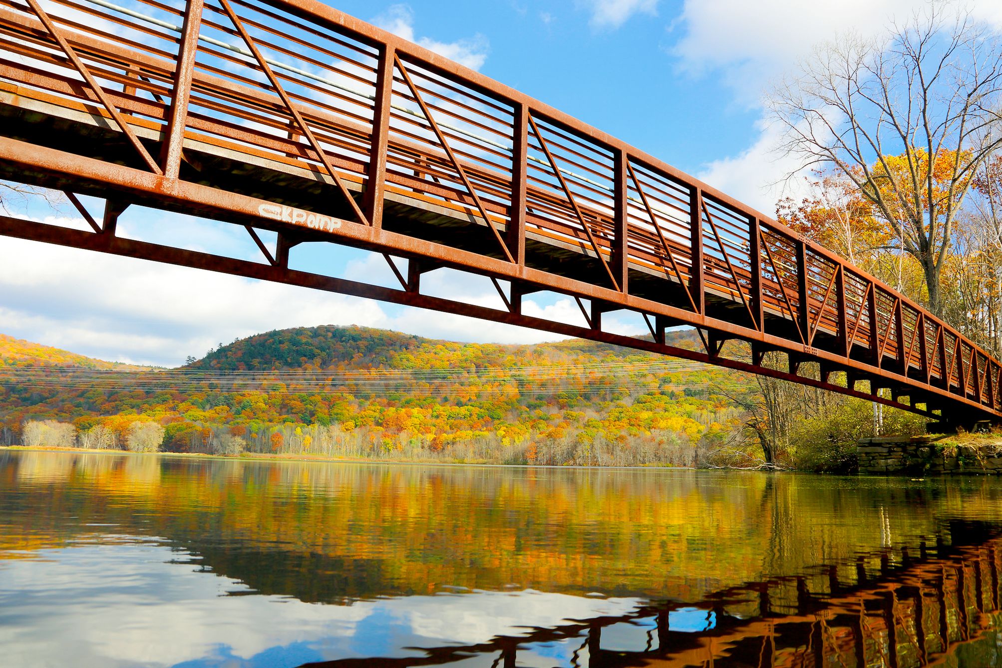 Eine BrÃ¼cke in der Natur von Berkshire County in Massachusetts