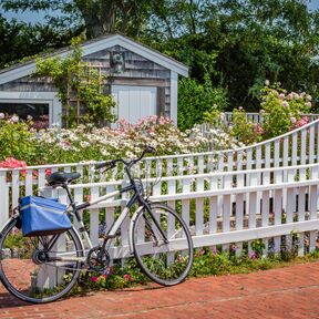 Ein Fahrrad vor einem Bootshaus auf der Insel Martha's Vineyard, Massaachusetts