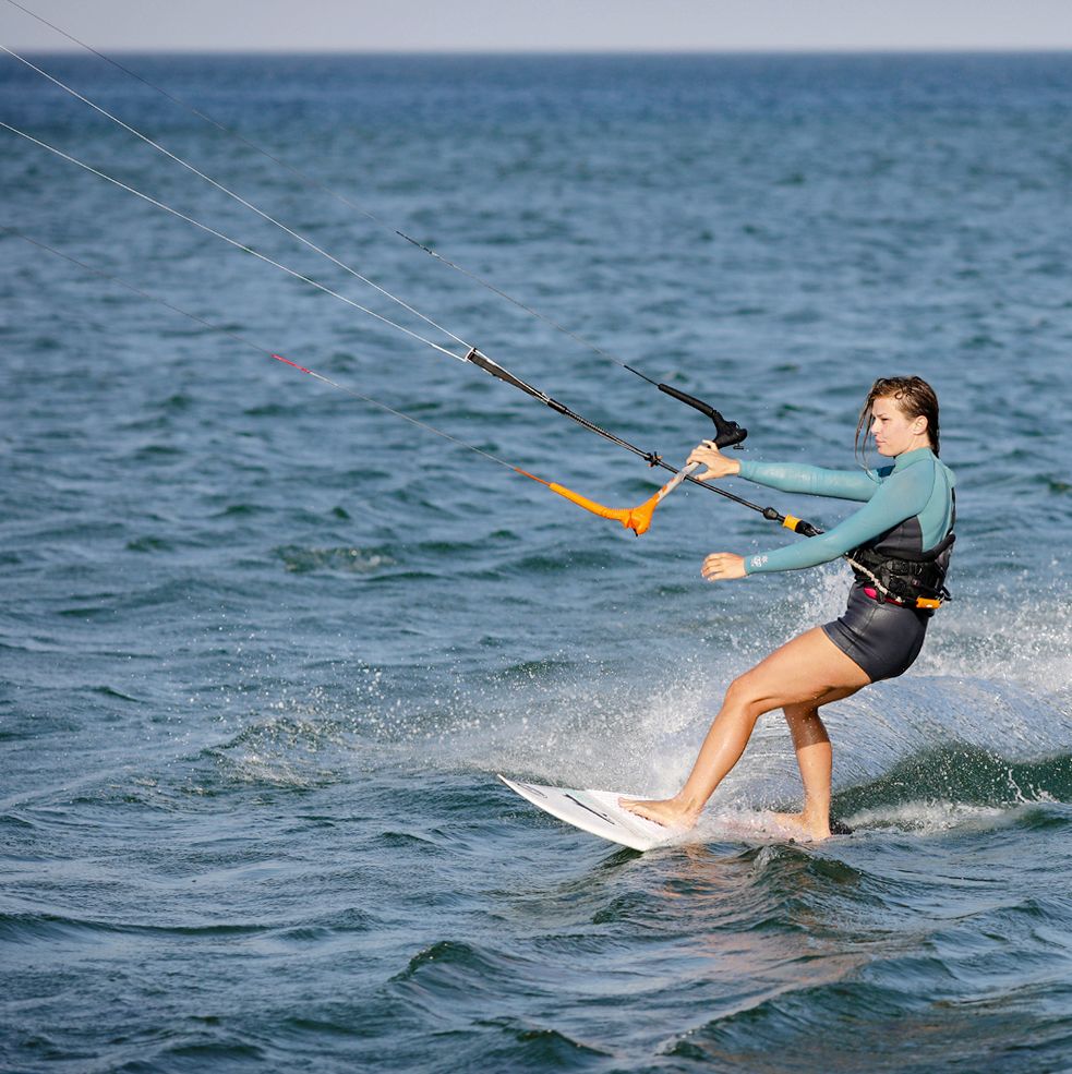 Eine Kitesurferin am State Beach in Edgartown, Massachusetts