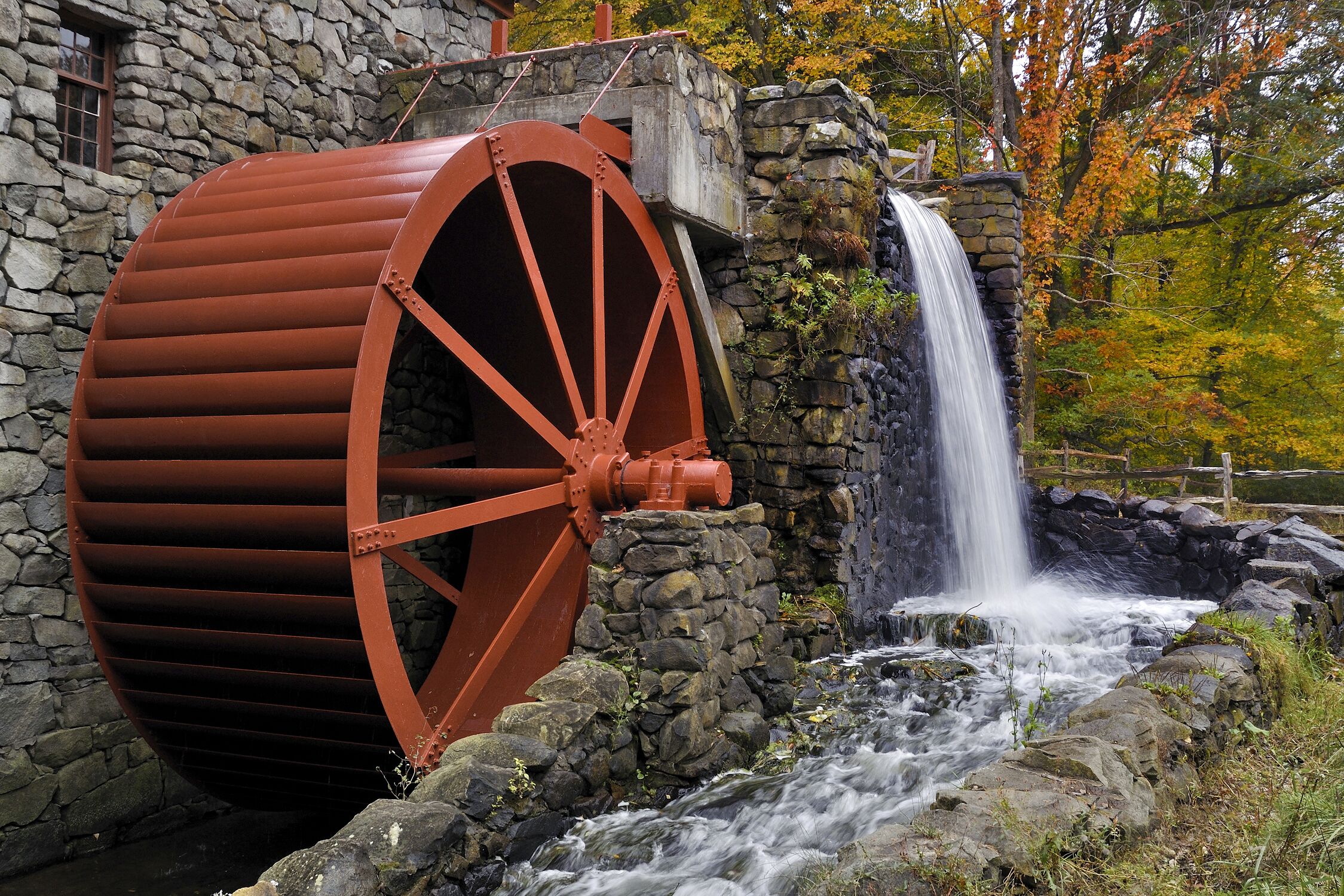 Die historische Grist Mill Water Wheel im herbstlichen Wald bei Sudbury