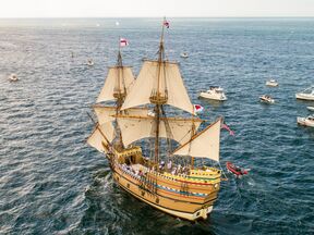 Die historische Mayflower II segelt auf dem Meer vor Massachusetts