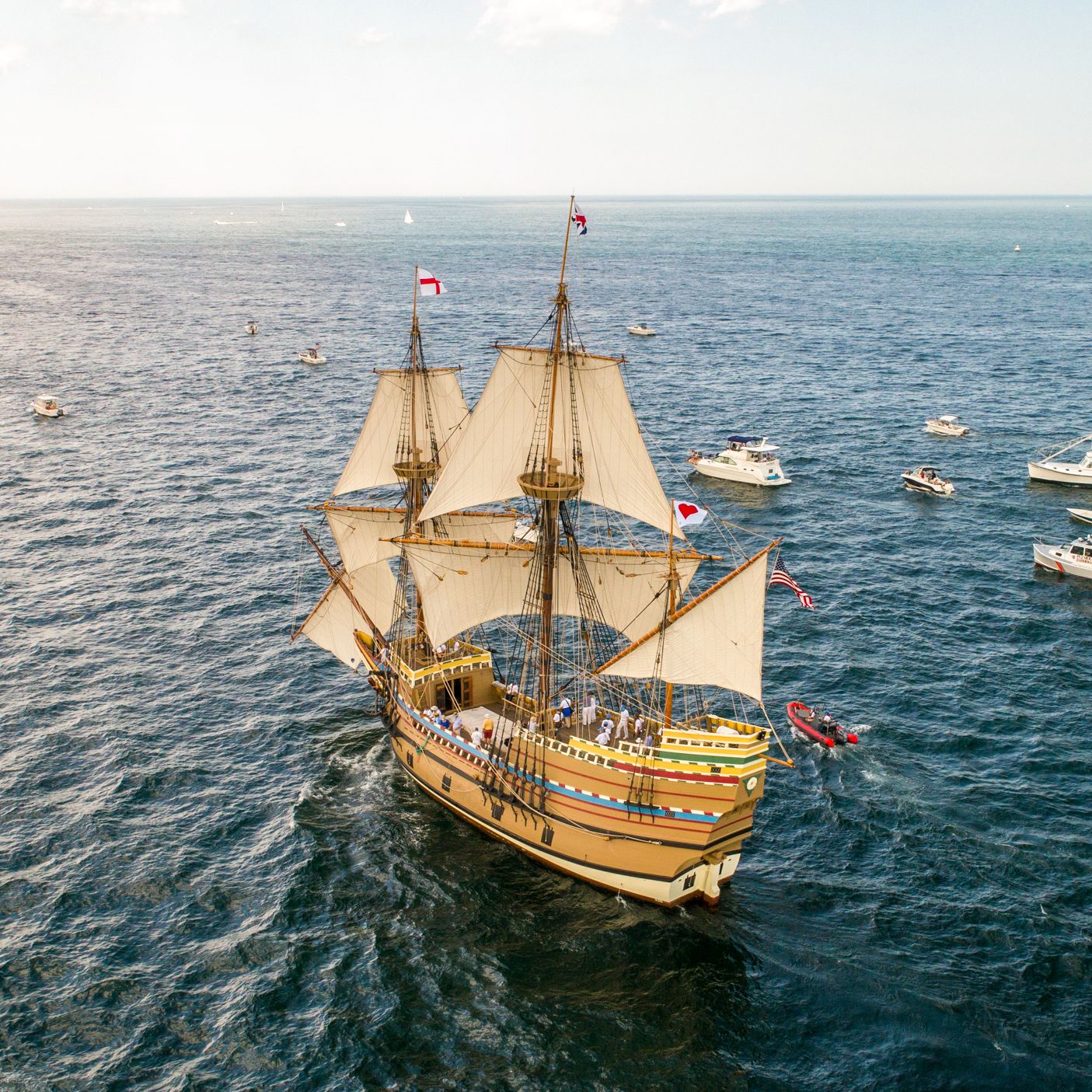 Die historische Mayflower II segelt auf dem Meer vor Massachusetts