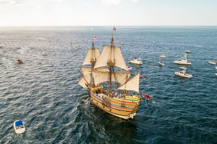 Die historische Mayflower II segelt auf dem Meer vor Massachusetts