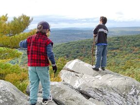 Die Aussicht von dem Monument Mountain in Great Barrington genieÃŸen