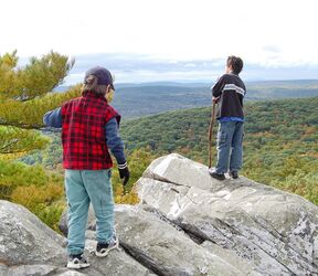 Die Aussicht von dem Monument Mountain in Great Barrington genieÃŸen