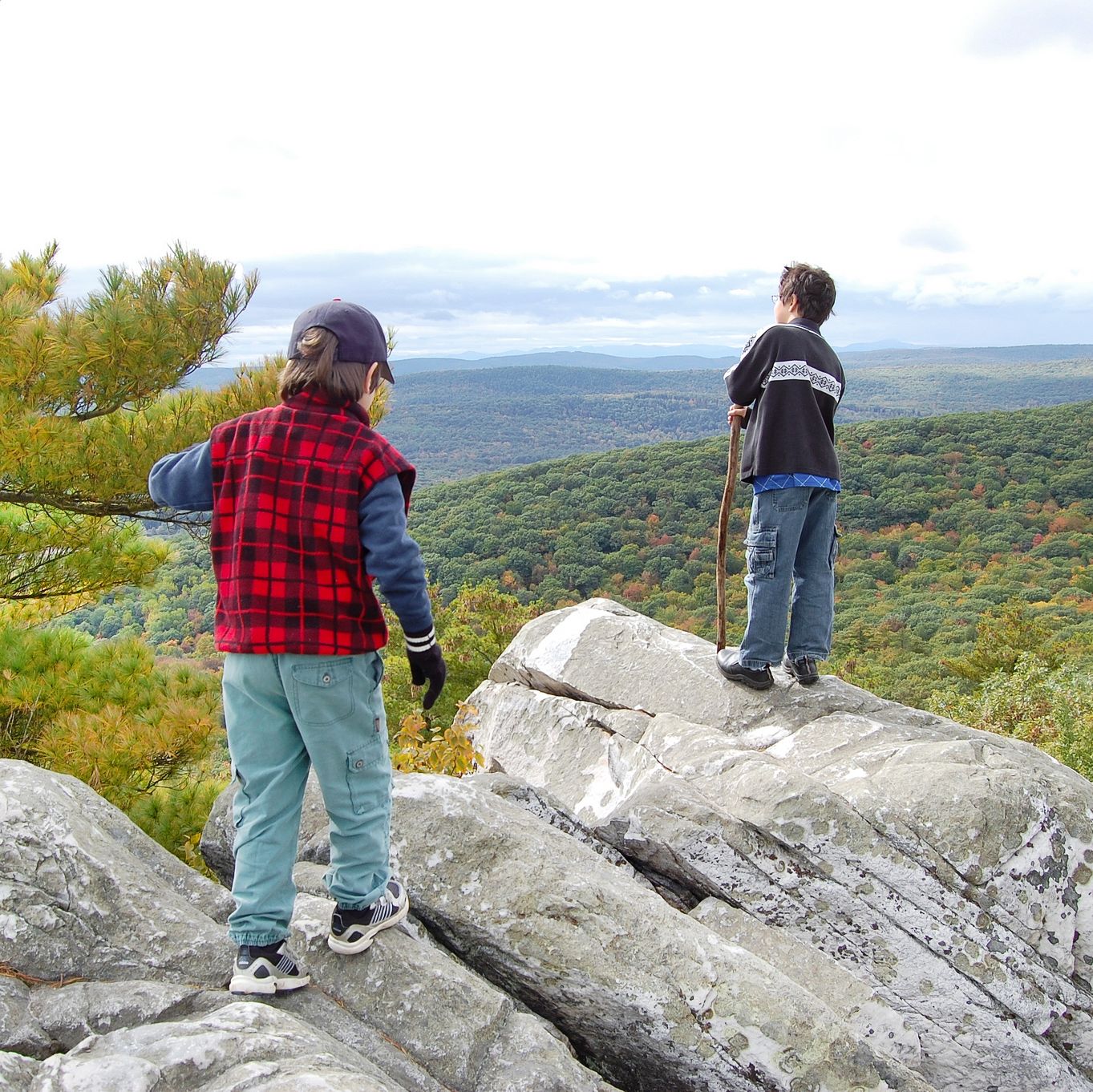 Die Aussicht von dem Monument Mountain in Great Barrington genieÃŸen