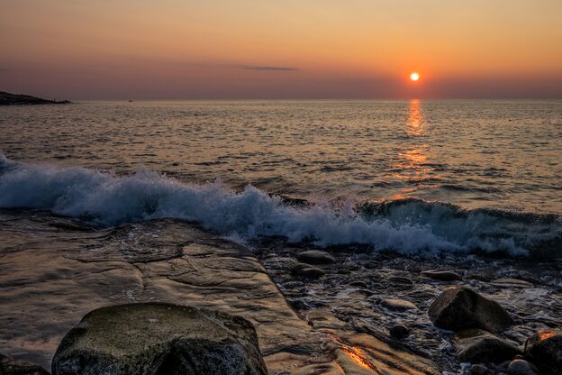 Ein Sonnenaufgang vor der Küste von Rockport in Messachusetts, USA Ein Sonnenaufgang vor der Küste von Rockport in Messachusetts, USA