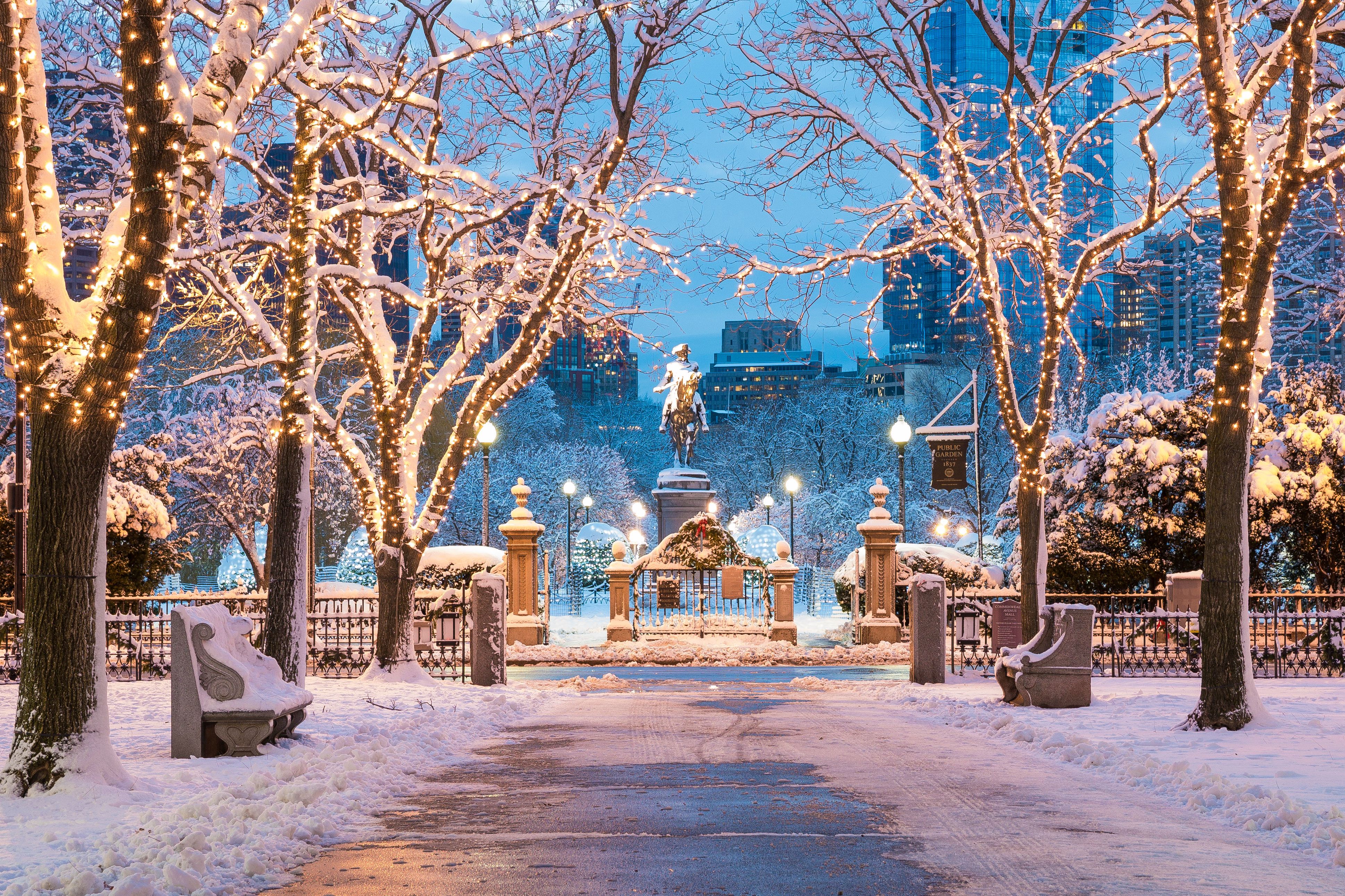 Der schneebedeckte Boston Public Garden in Back Bay, Massachusetts