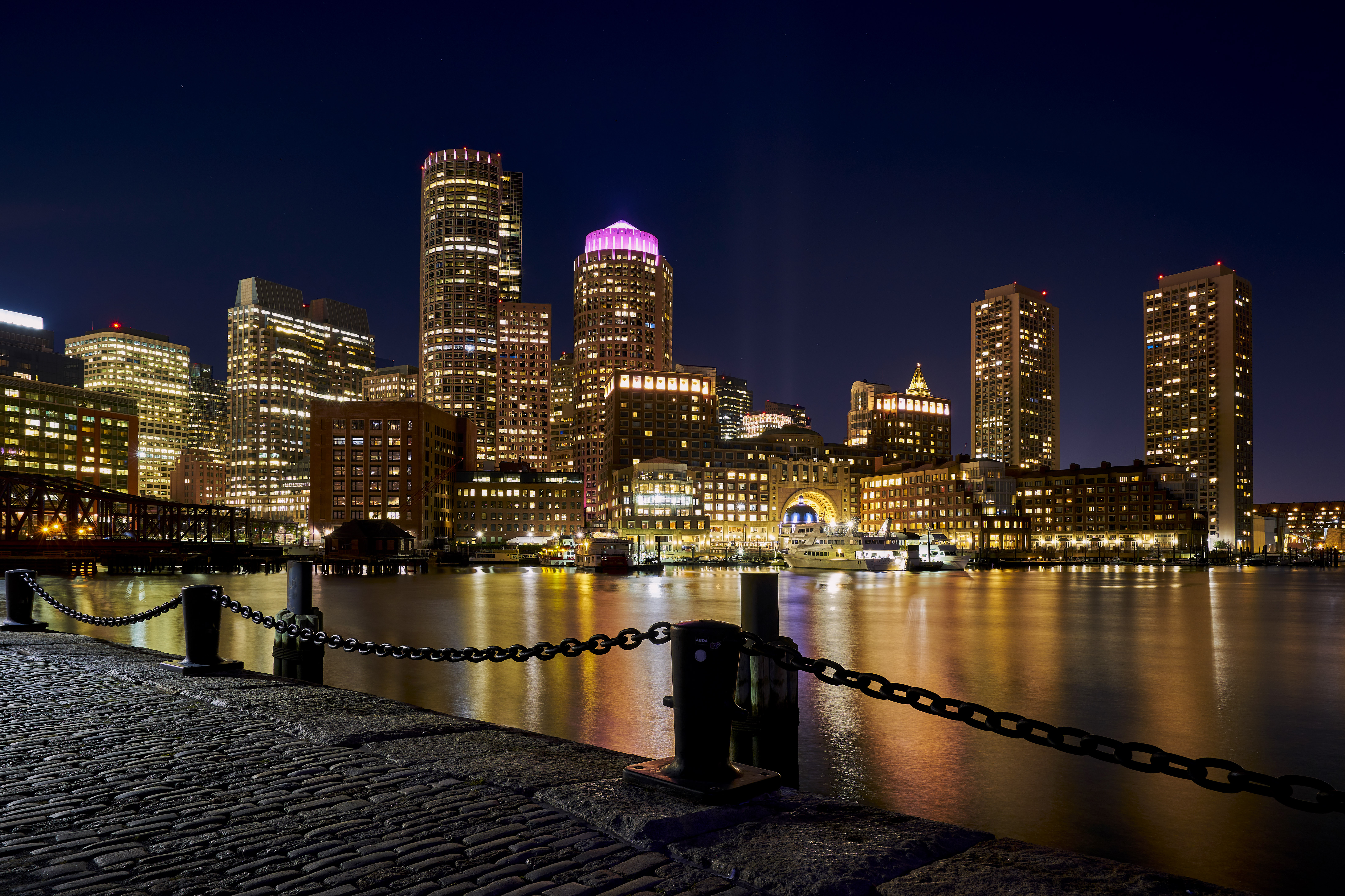 Blick auf die nächtliche Skyline von Boston, Massachusetts