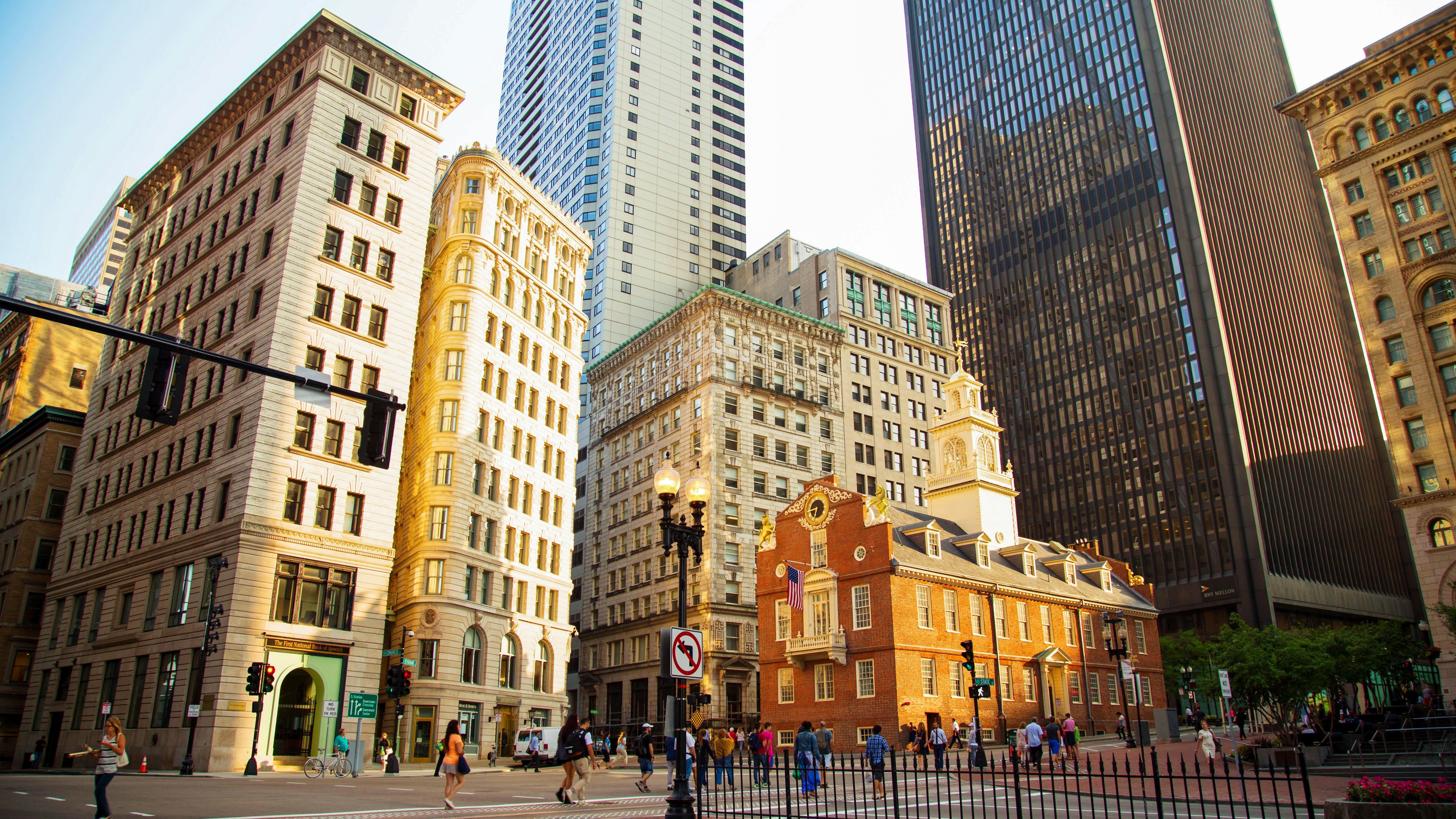 Blick auf das State House in Boston inmitten von Wolkenkratzern