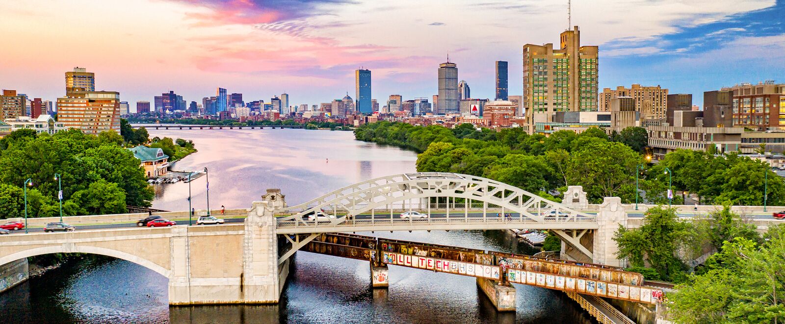 Die Boston University Bridge bei malerischem Sonnenntergang
