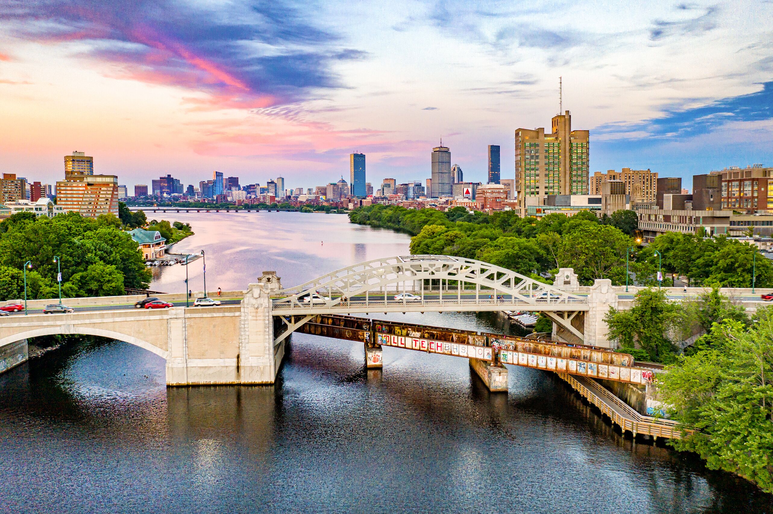 Die Boston University Bridge bei malerischem Sonnenntergang