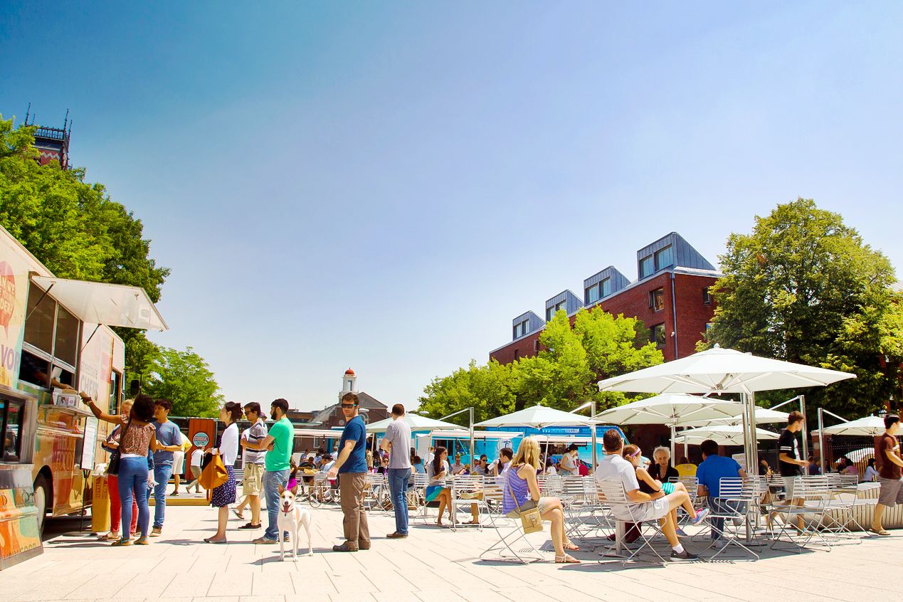 Auf dem Marktplatz des Rose Kennedy Greenways in Boston