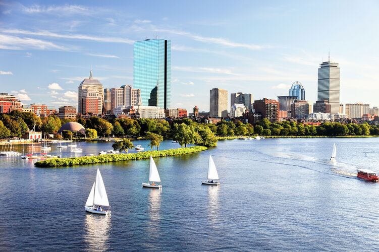 Segelboote auf dem Charles River in Boston