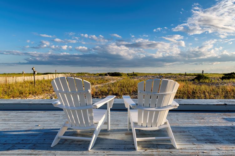 Zwei Gartenstühle blicken hinaus in die Landschaft von Cape Cod in Massachusetts