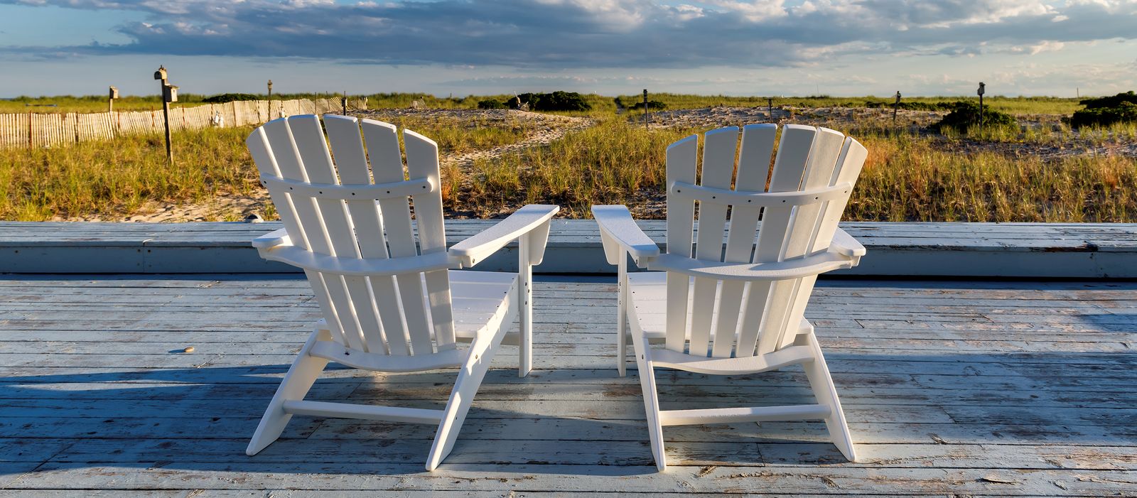 Zwei Gartenstühle blicken hinaus in die Landschaft von Cape Cod in Massachusetts