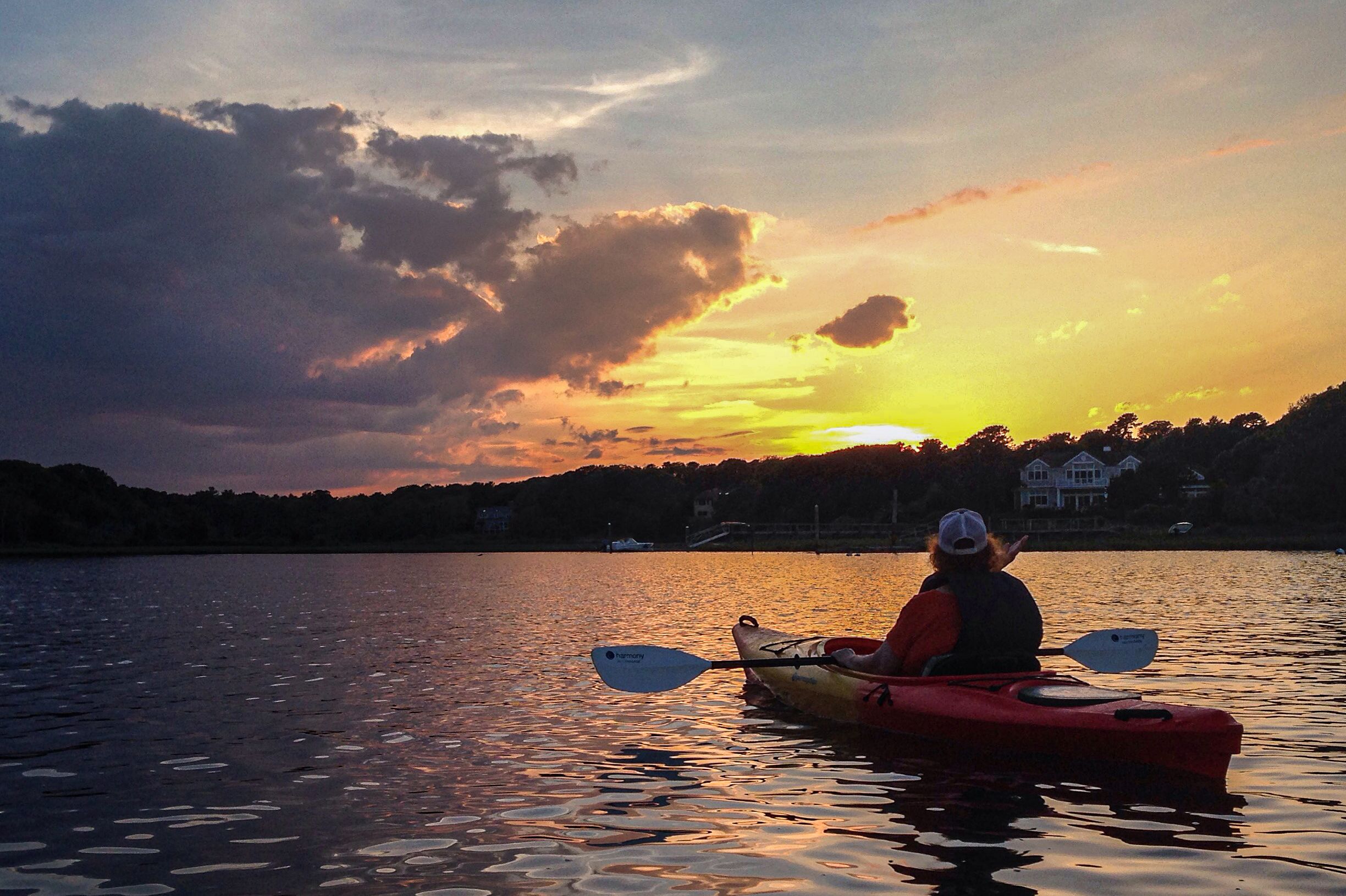 Mit dem Kayak den Sonnenuntergang in Cape Cod ansehen, Massachusetts