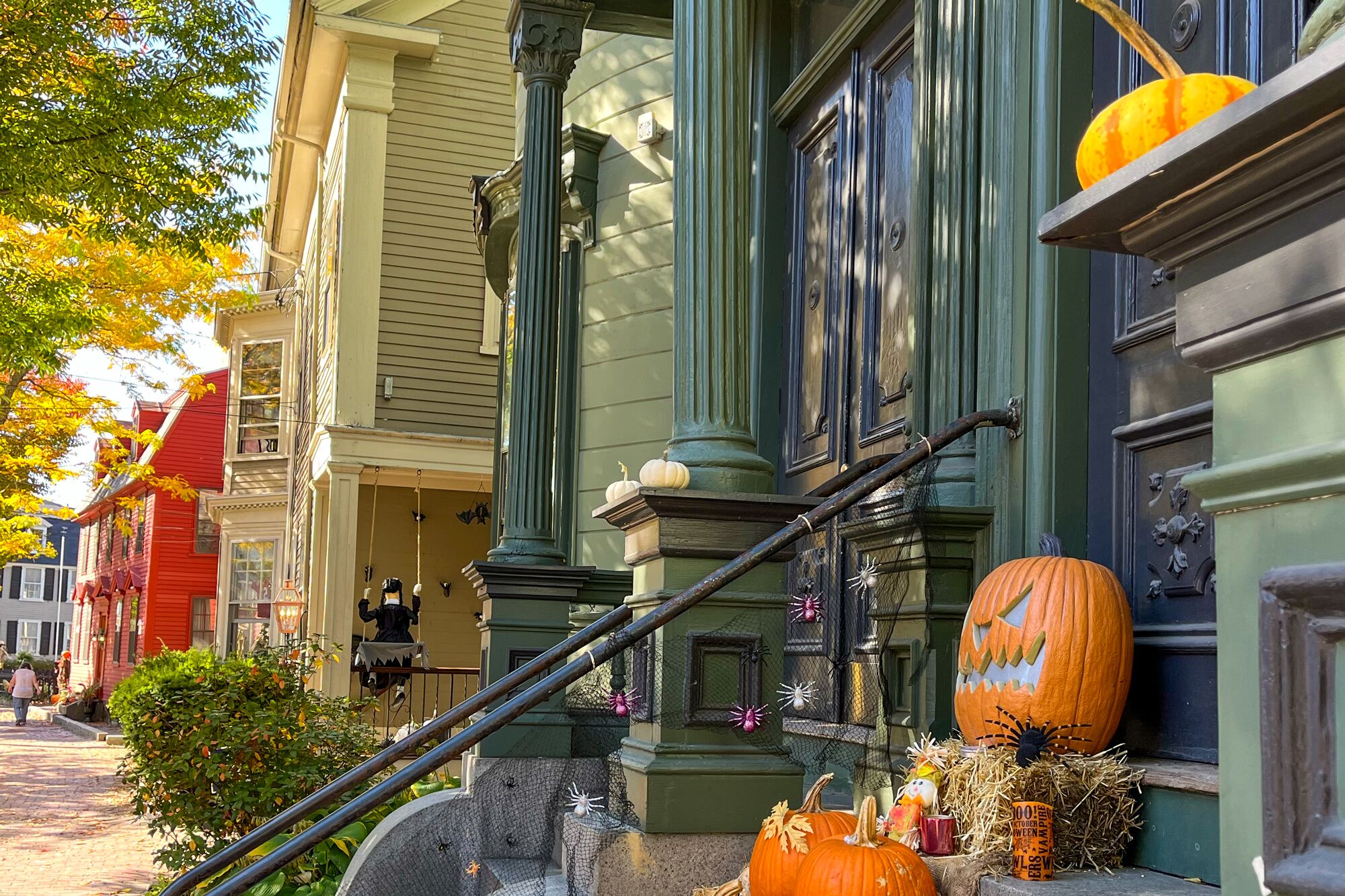 Eine Kürbislaterne und weitere Herbstdekoration schmückt die Treppe vor einem Haus in Salem. 