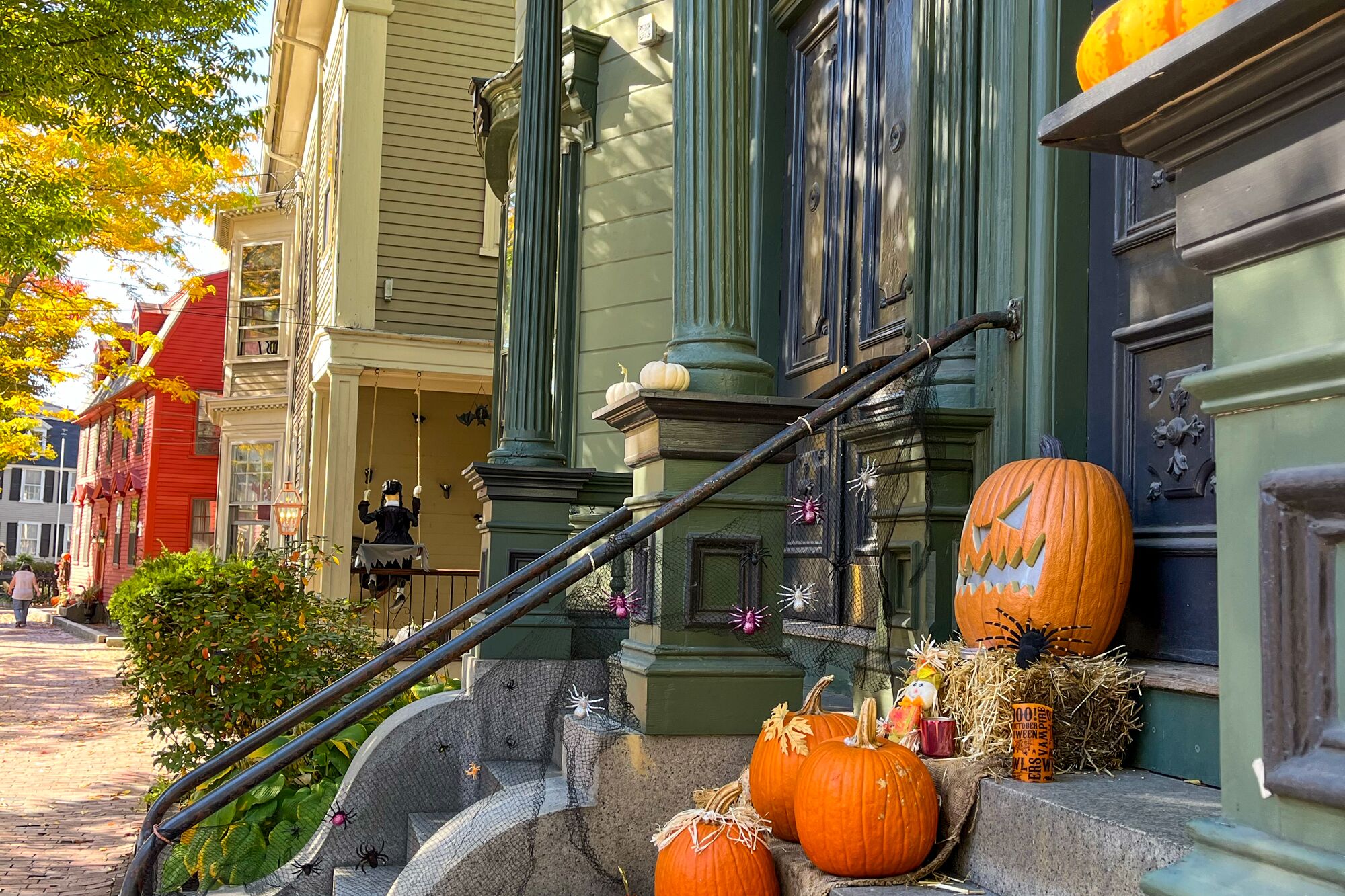 Dekorative Einstimmung auf Halloween vor einem Haus in Salem