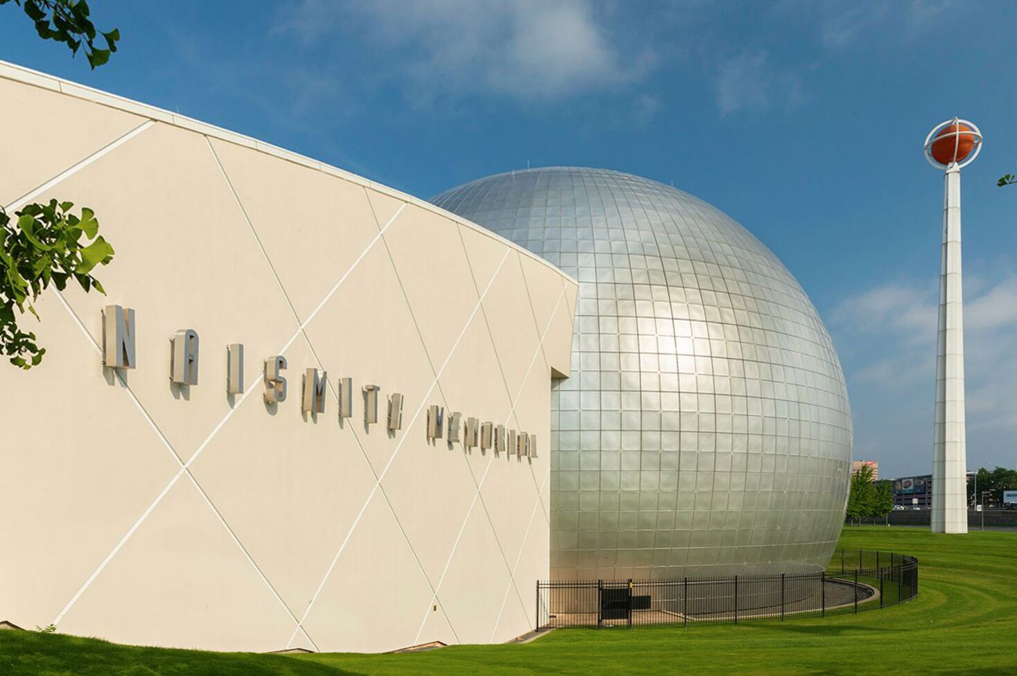 Außenansicht der Naismith Memorial Basketball Hall of Fame mit ihrer markanten Kuppel in Springfield, Massachusetts, dem Geburtsort des Basketballs.