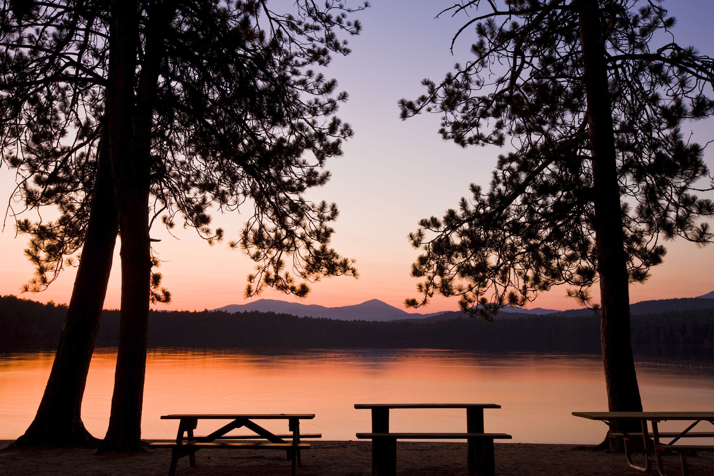 Sonnenuntergang im White Lake State Park des US-Bundesstaats New Hampshire