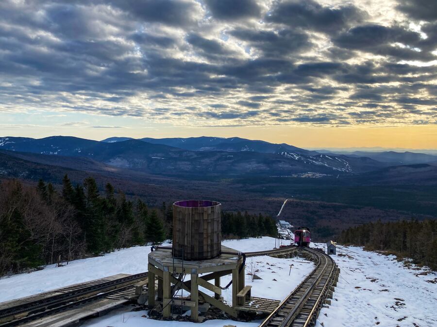 Die Berglandschaft mit der Mount Washington Cog Railway entdecken