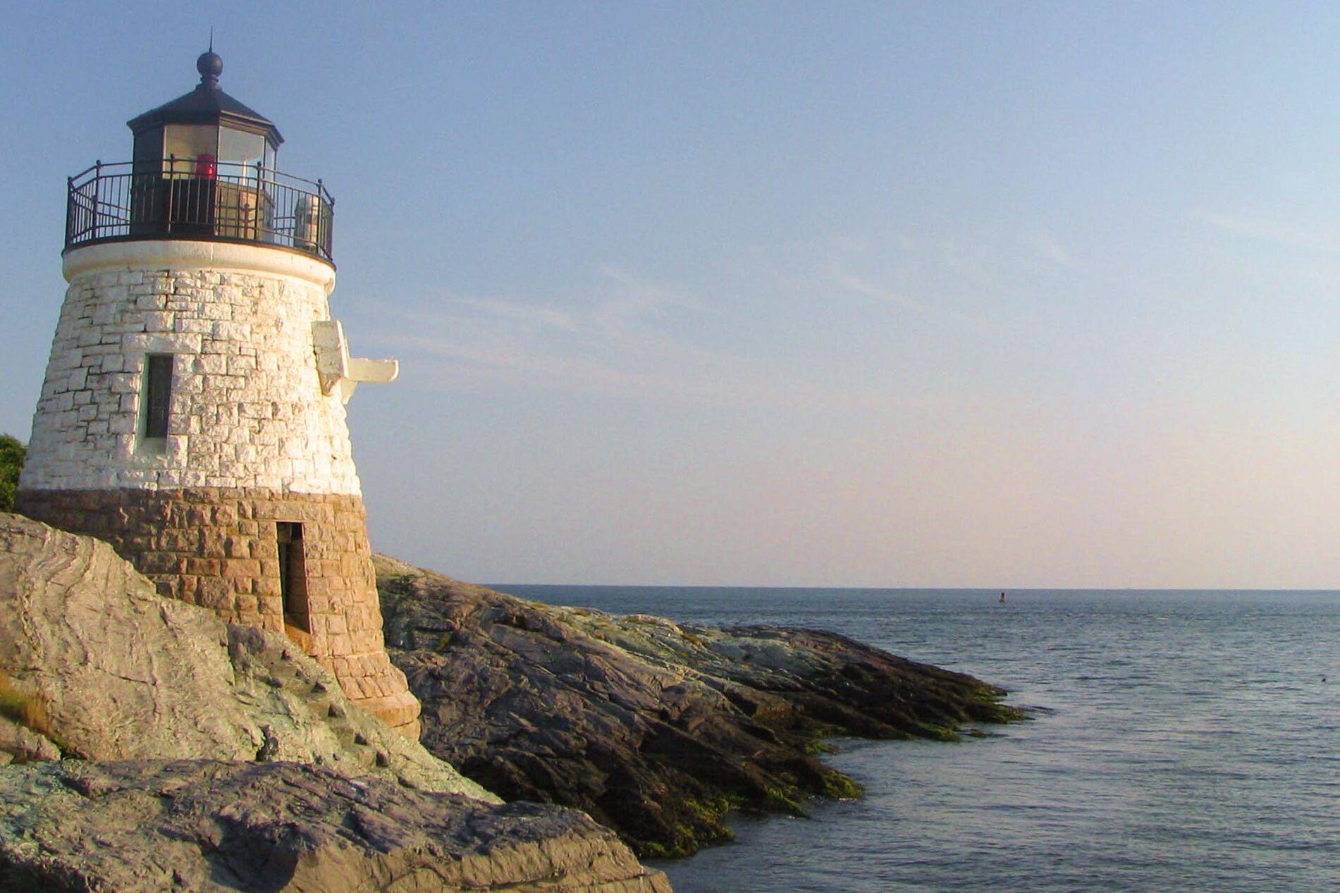 Blick auf das Castle Hill Lighthouse in Newport, Rhode Island