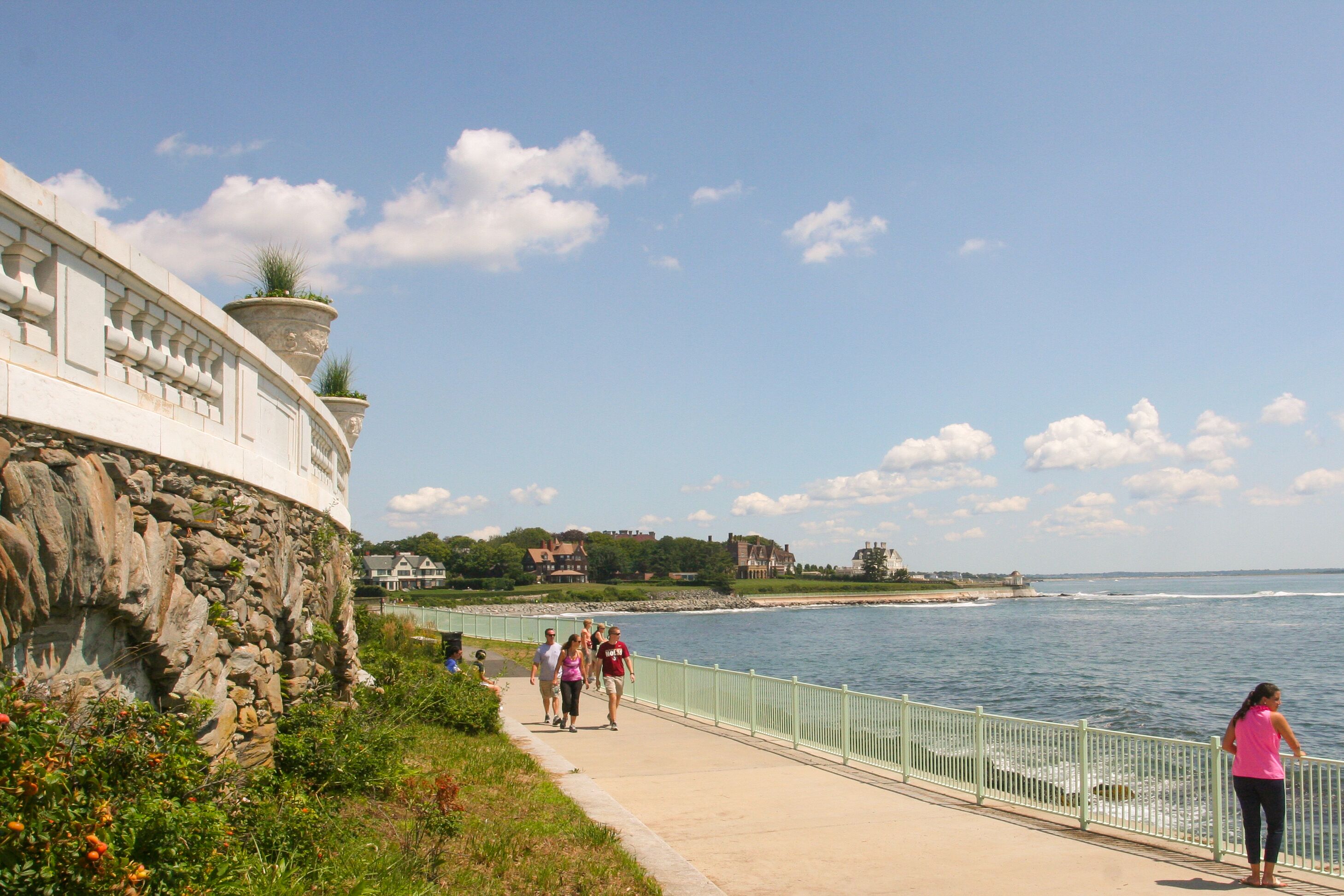 Spazieren am Cliff Wlak in Newport, Rhode Island