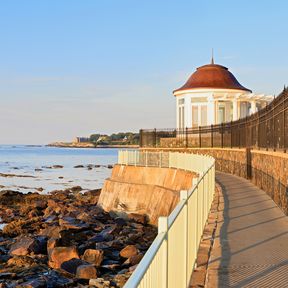 Der Cliff Walk im abendlichen Sonnenlicht in Newport