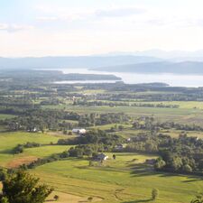 regionen/usa/neuengland-staaten/vermont/allgemein/ausblick-von-mount-philo-champlain-valley-lake-champlain-und-adirondack-mountains.cr2301x2304-1154x0 regionen/usa/neuengland-staaten/vermont/allgemein/ausblick-von-mount-philo-champlain-valley-lake-champlain-und-adirondack-mountains.cr2301x2304-1154x0