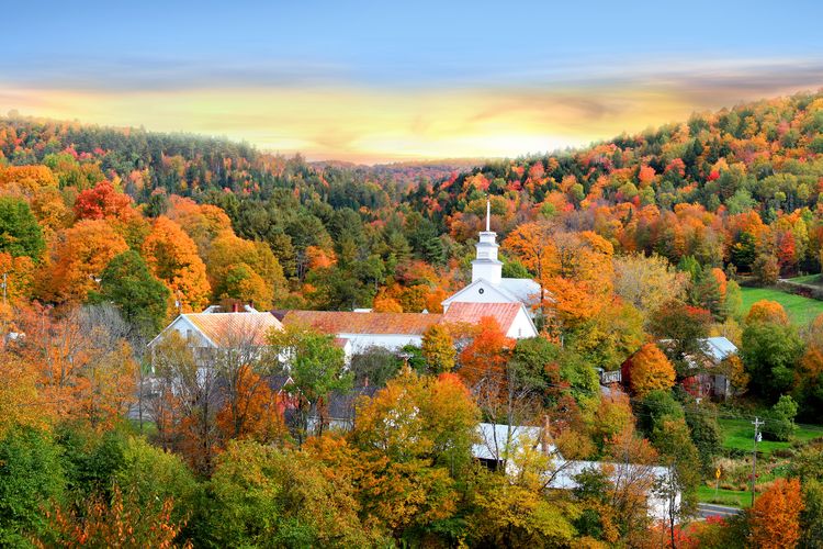 Blick auf die herbstliche kleine Stadt Topsham, Vermont