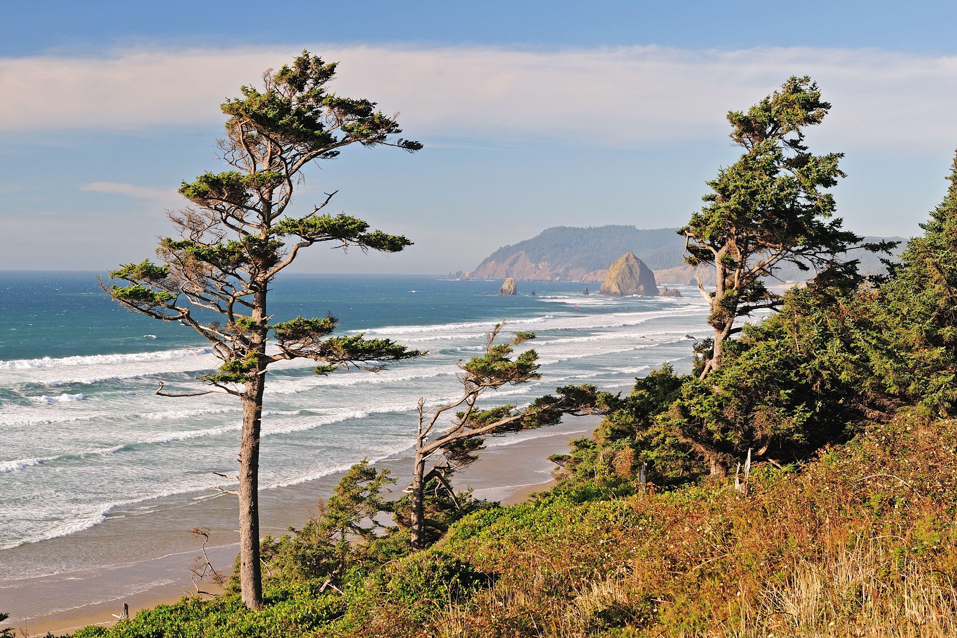 Kueste am Cannon Beach mit Haystack Rock