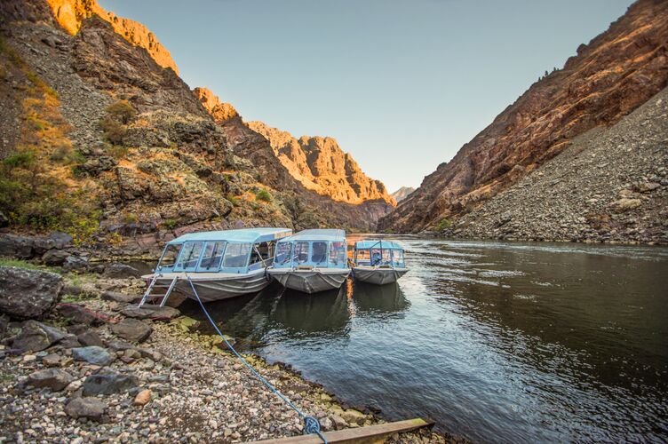 Ausflugsboote von Jet Boat Tours im Hells Canyon in Oregon