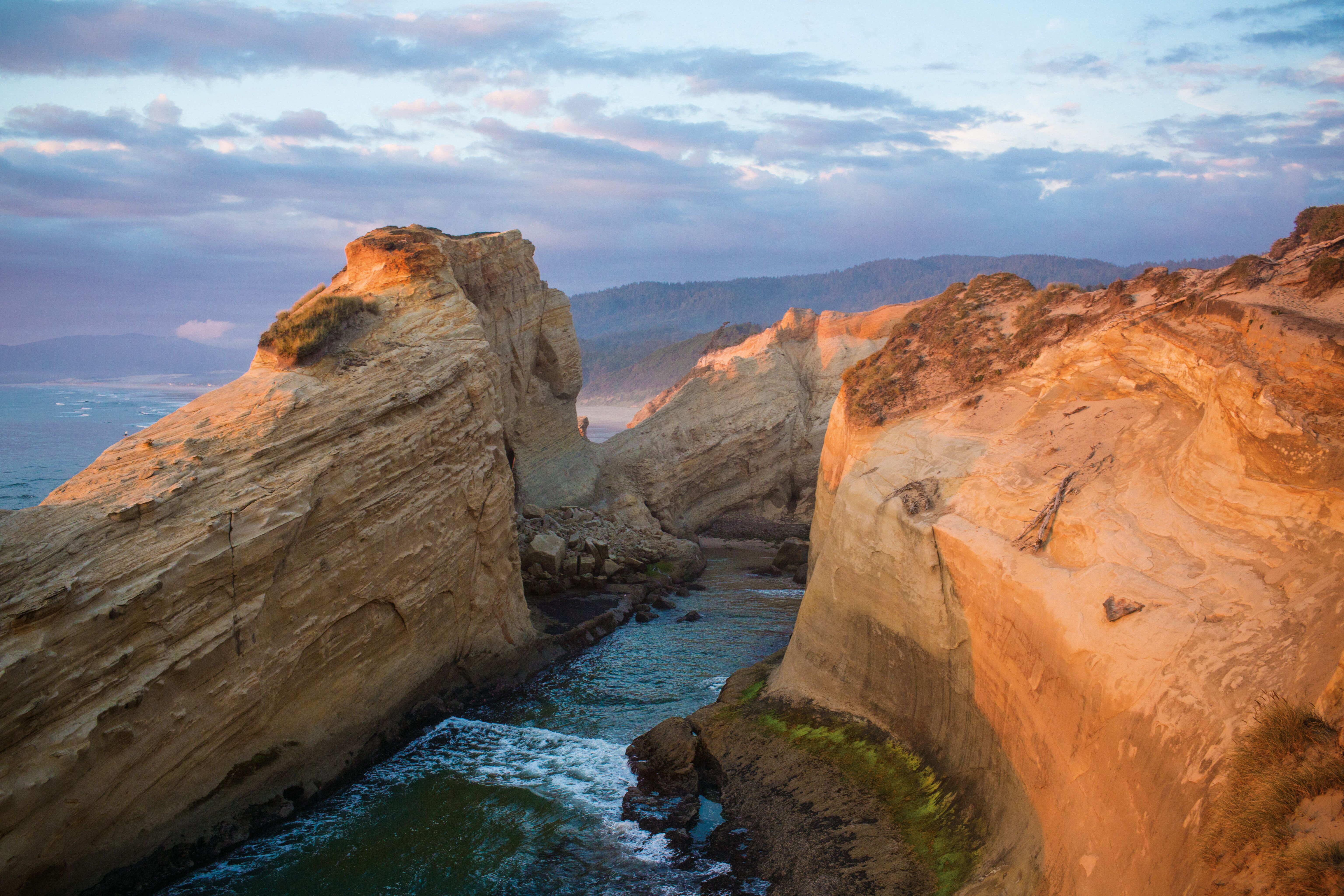 The Coast - Felsen bei Sonnenuntergang