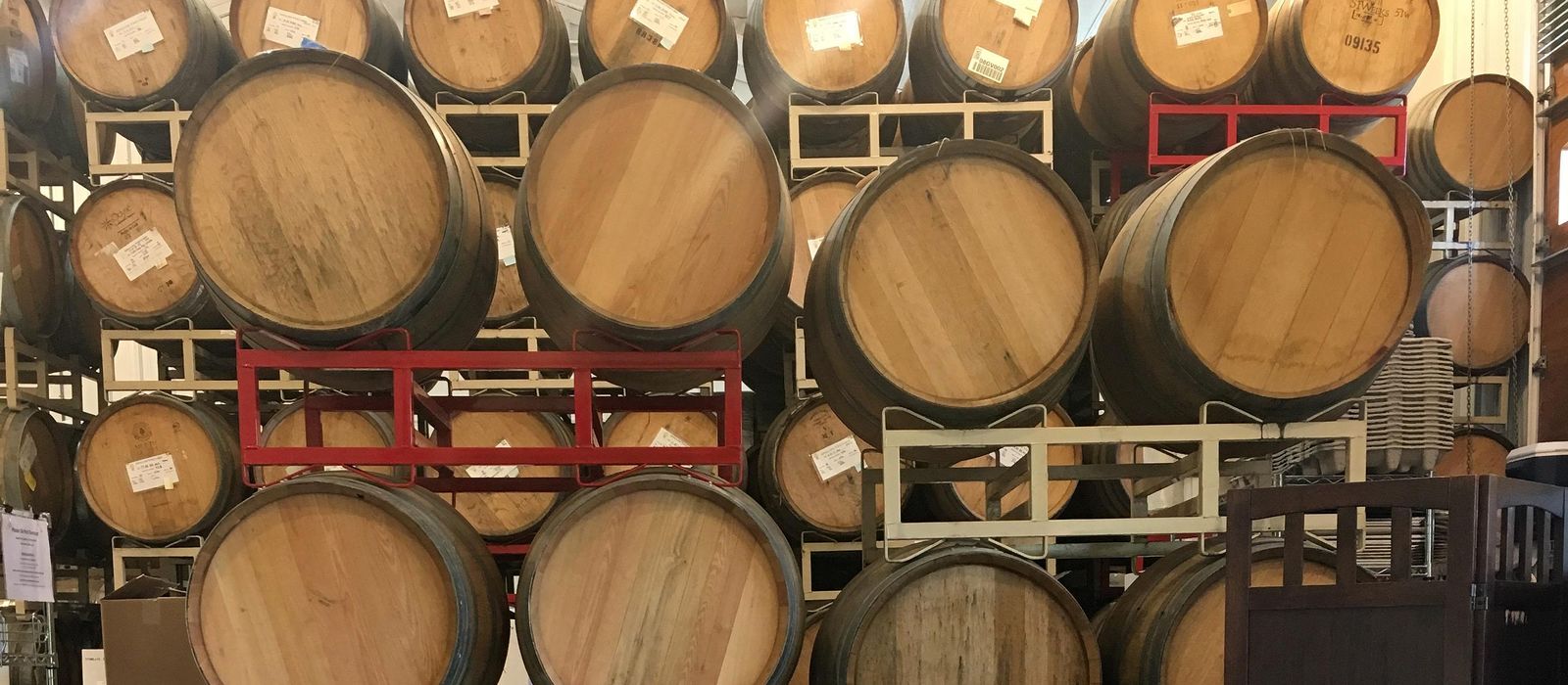 Weinfässer auf der Apolloni Winery, Oregon