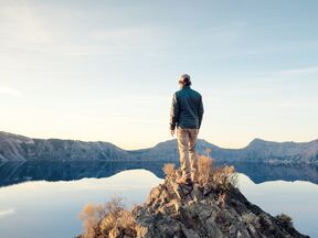 Person auf Erhebung im Crater-Lake-Nationalpark, Oregon