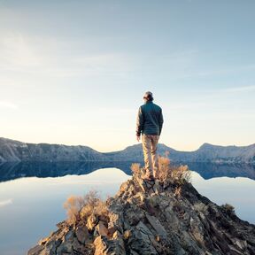 Person auf Erhebung im Crater-Lake-Nationalpark, Oregon