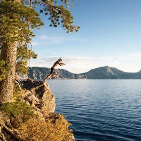 Ein Sprung ins Wasser im Crater-Lake-Nationalpark, Oregon