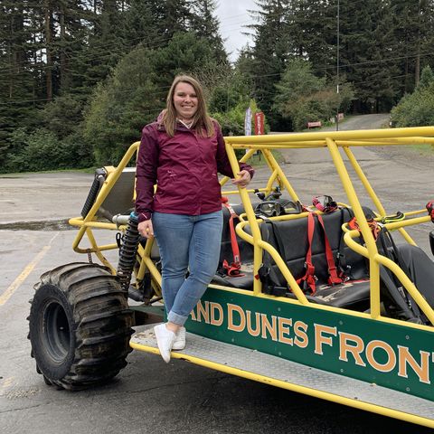CANUSA-Mitarbeiterin Marina Zellner auf einem Buggy in Florence, Oregon
