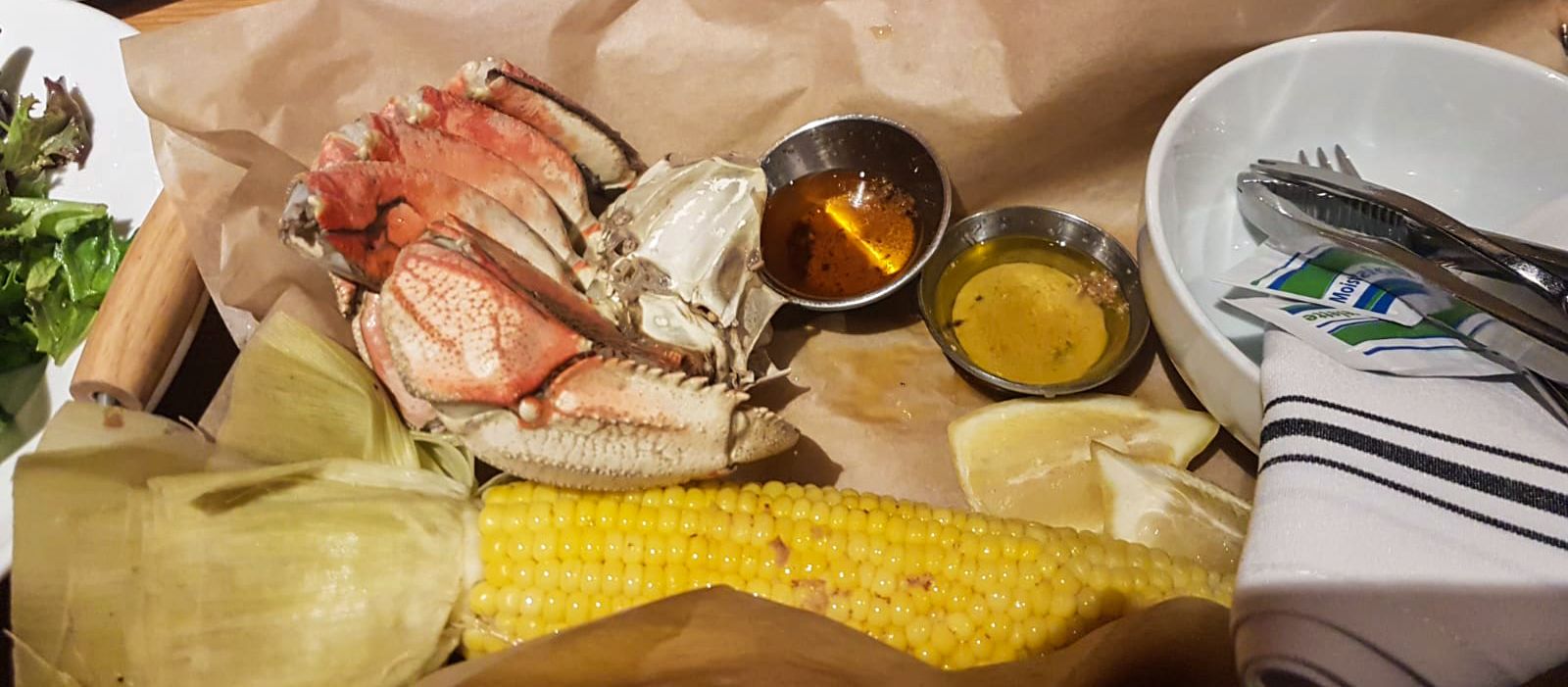 Krabbe mit geschmolzener Butter und Maiskolben im Clearwater Restaurant, Oregon