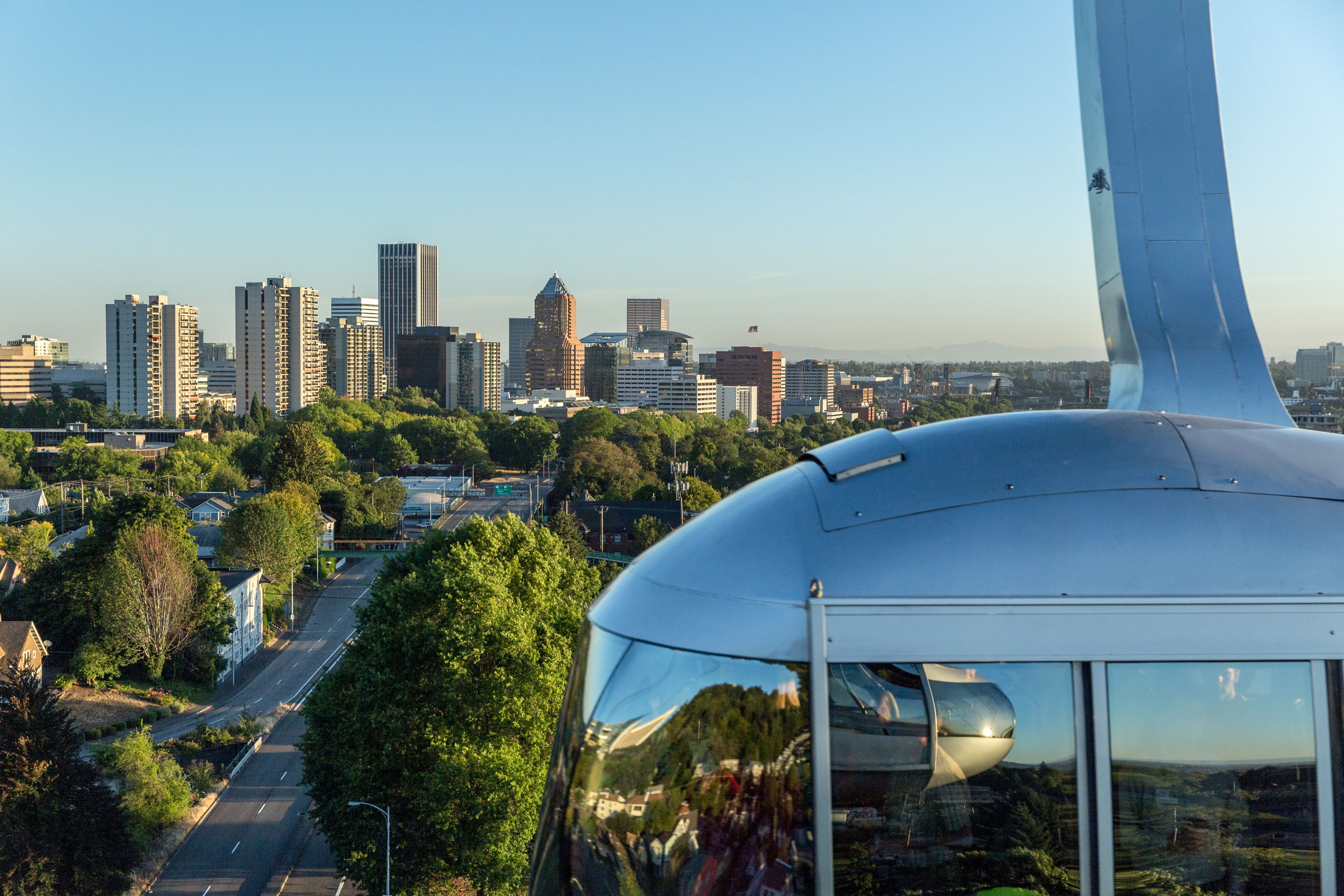 Eine Aerial Tram mit der Skyline von Portland im Hintergrund