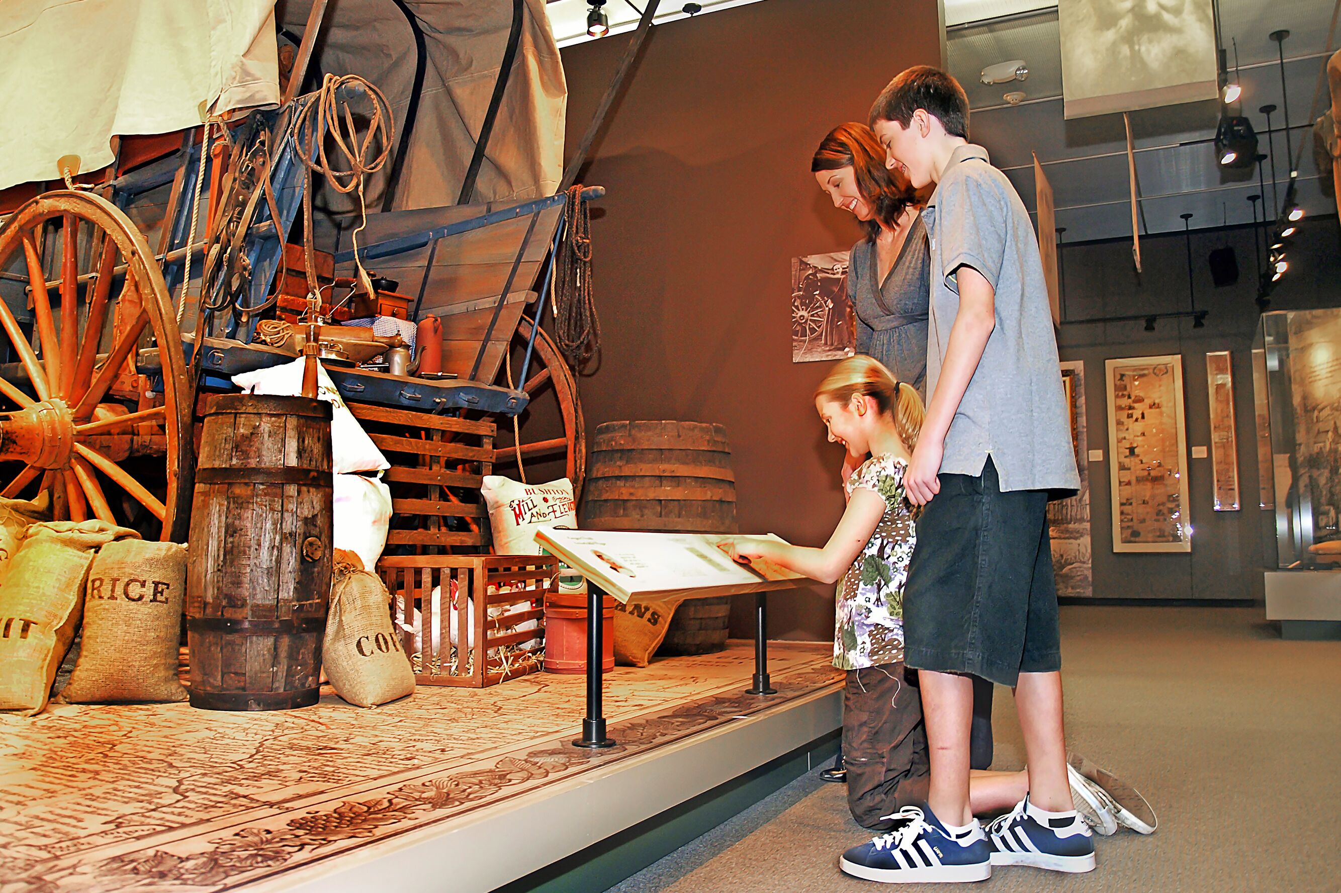 Familie im Oregon History Museum in Portland, Oregon