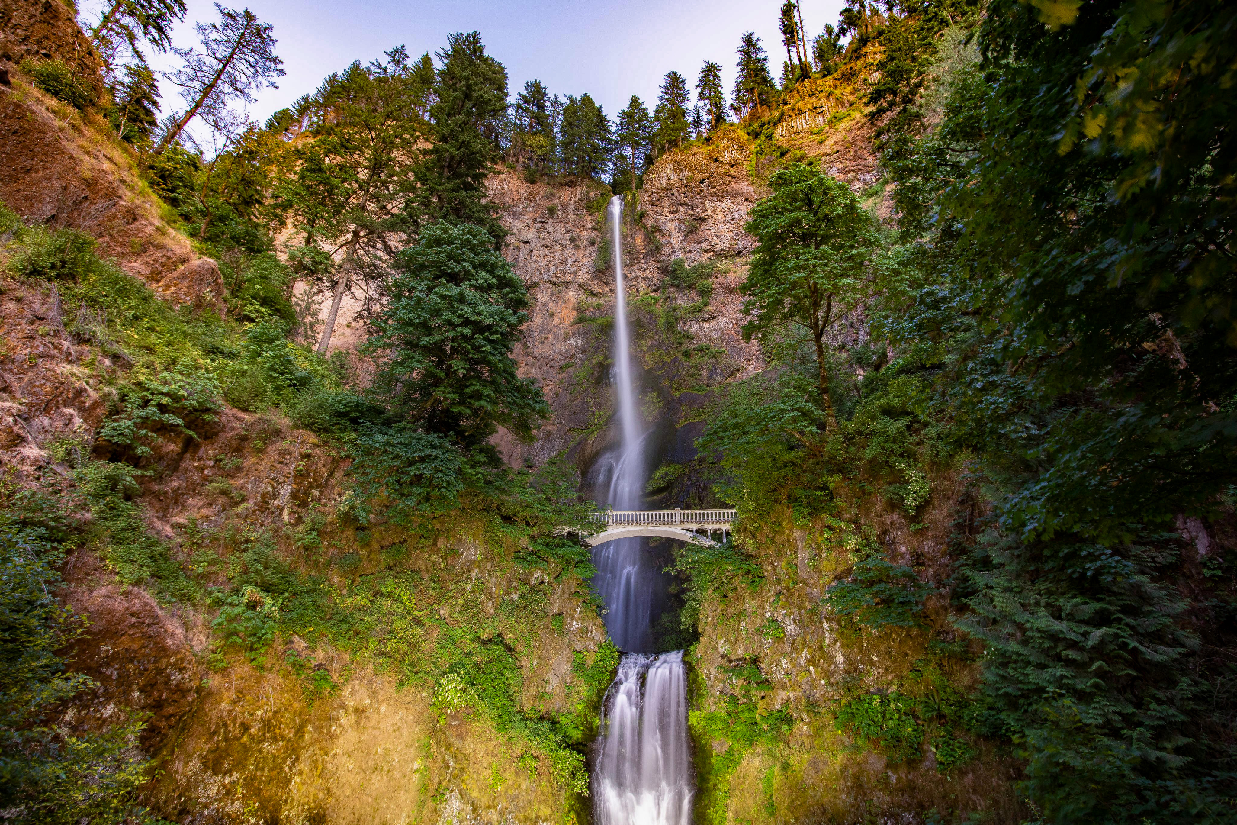 Die Multnomah Falls bei Portland in Oregon beleuchtet vom Abendlicht