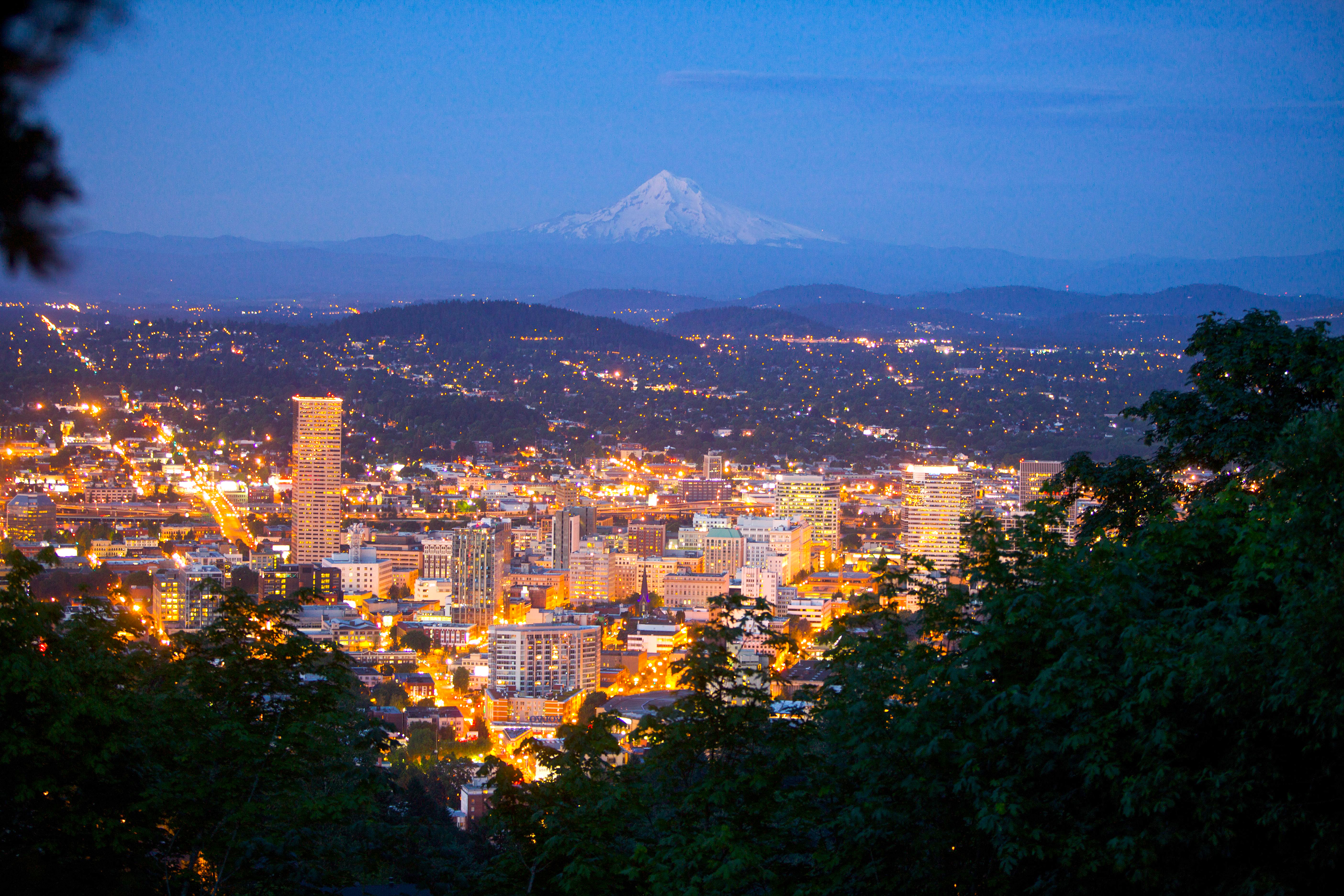 Der Gipfel des Mount Hood hinter der gold leuchtenden Stadt Portland