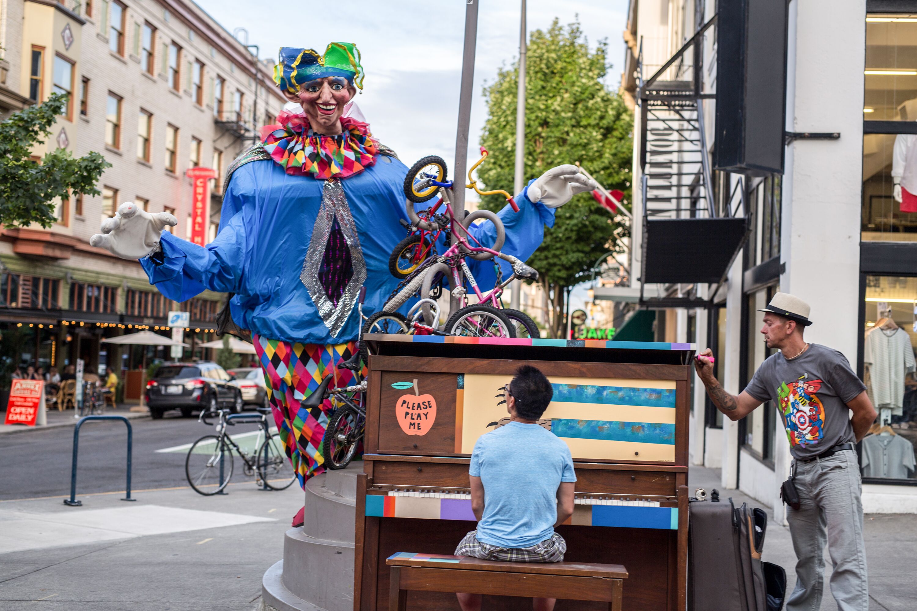 Ein Klavier in den Straßen von Portland, Oregon