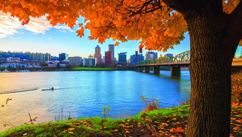Blick auf die Skyline von Portland vom Ufer des Willamette Rivers