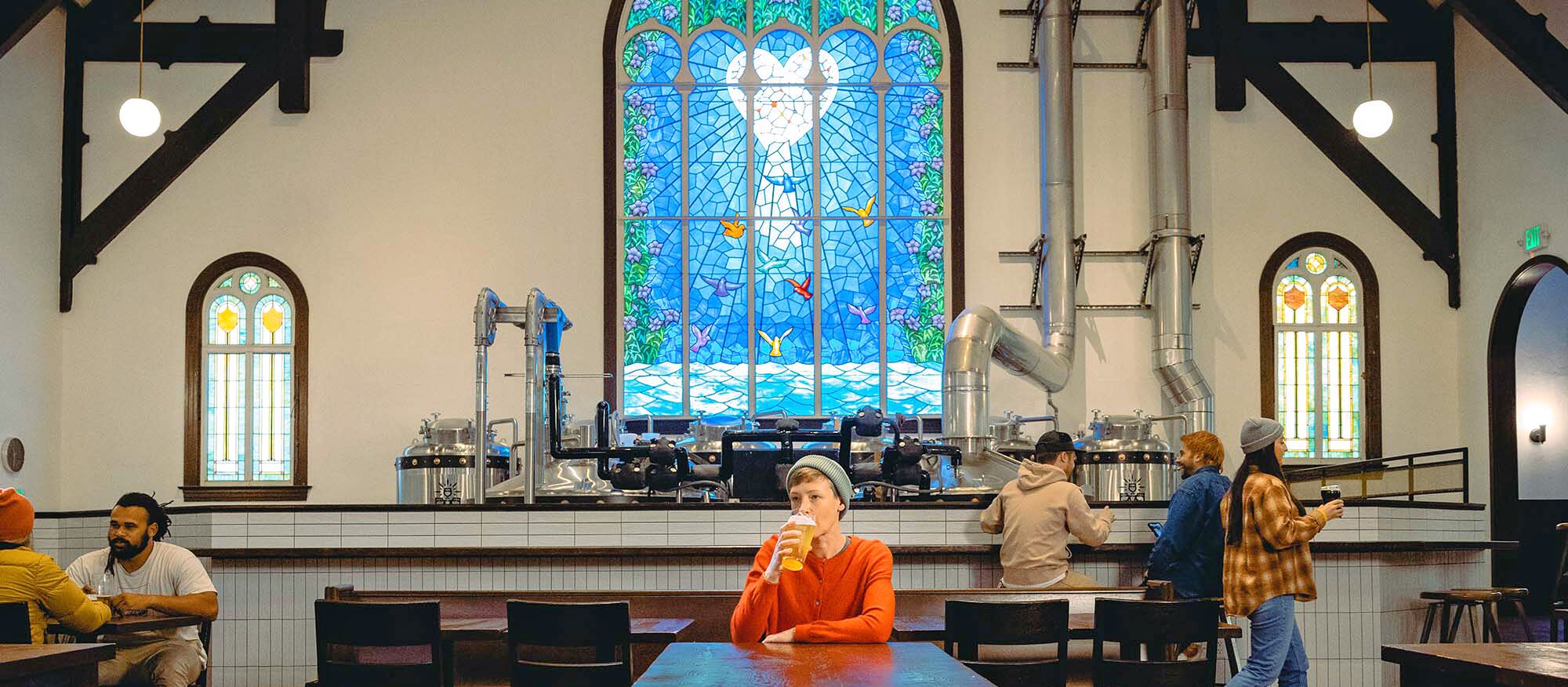 Steeplejack Brewing Company in einer ehemaligen Kirche in Portland Steeplejack Brewing Company in einer ehemaligen Kirche in Portland